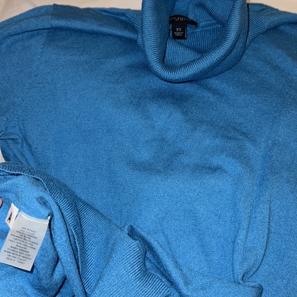 Ann Taylor turtleneck elbow sleeve sweaters w/ Ribbed neck, cuffs & hem XS - Picture 8 of 9